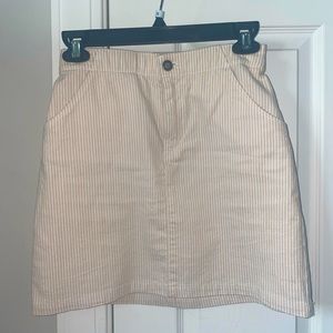 HOLLISTER WHITE AND LIGHT YELLOW STRIPED MINI SKIRT